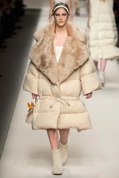 Look 49